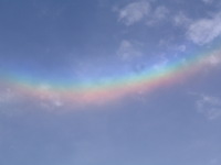正に、虹をさかさまにしたように見えました。なんとも不思議で、奇麗な現象です。