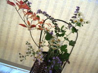 秋の名残りの野の花を、由布院の竹細工の店で求めたかごに入れて。