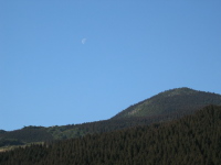 緑の山、青い空、白く残る月。