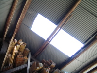 倉庫の天井に、ポッカリと明るい空が。